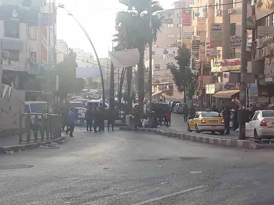 قوات الاحتلال تحتجز مواطناً لساعات وتداهم بلدات بالخليل