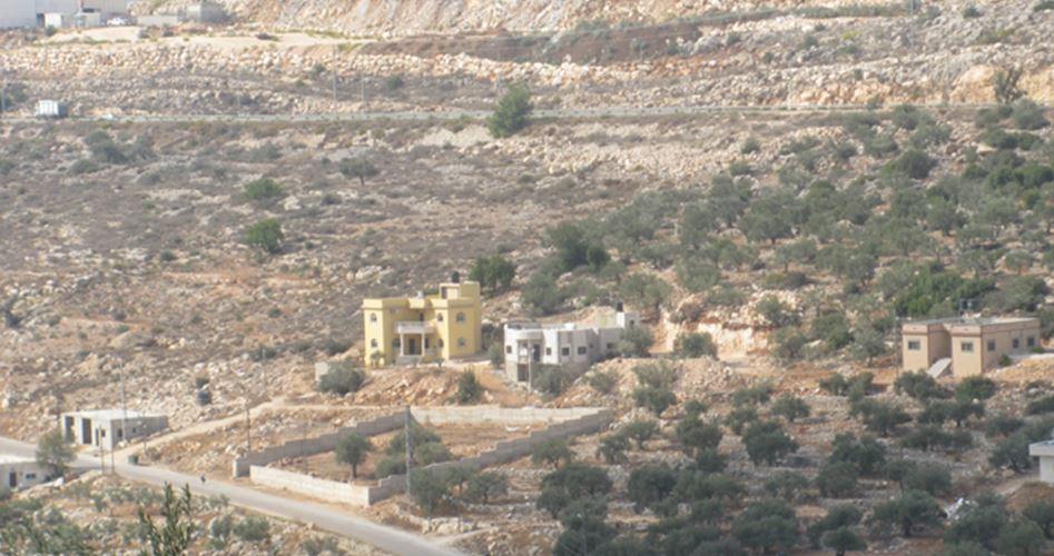 مستوطنون يلقون نفاياتهم في أراضي غرب سلفيت