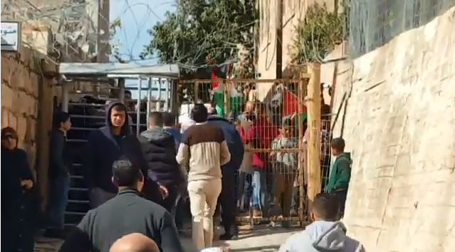 بالفيديو.. رفع العلم الفلسطيني على مدخل الحرم الابراهيمي بالخليل