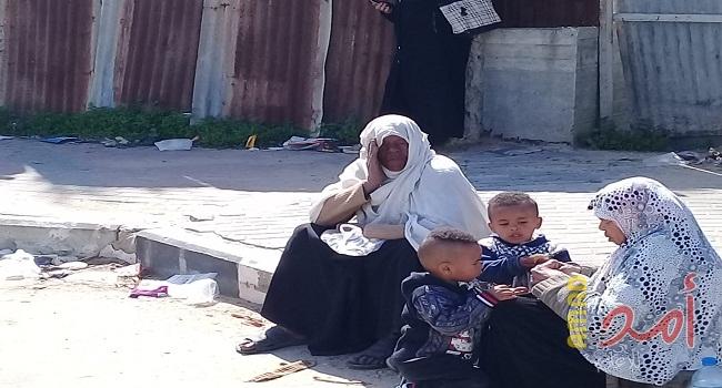 بالفيديو والصور.. وسط هتاف " أعيدو راتب أبي".. أسر موظفي السلطة بغزة يعتصمون أمام مقر المندوب السامي