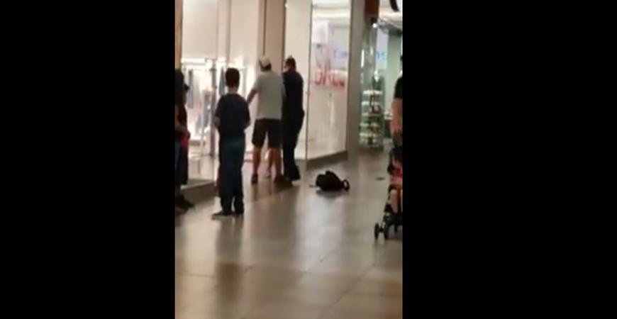 فتاة تسرق تحفة باهظة الثمن من متجر داخل ملابسها ( فيديو)