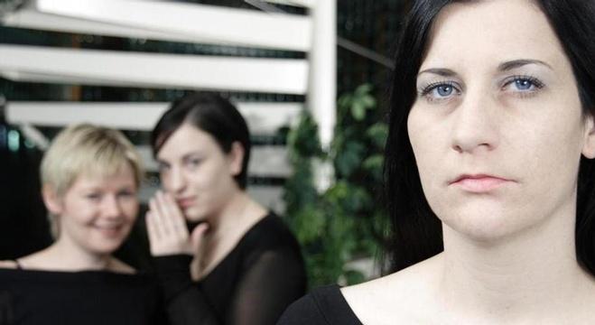 10 حقائق تؤكد أن "من راقب الناس مات هماً"