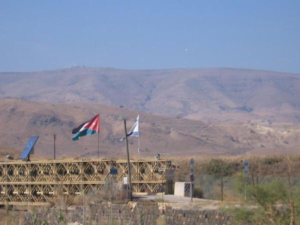 مستخفا بالطرف الفلسطيني المفاوض.."معاريف": نتنياهو يأمر بالبدء بالتخطيط لبناء جدار في الأغوار