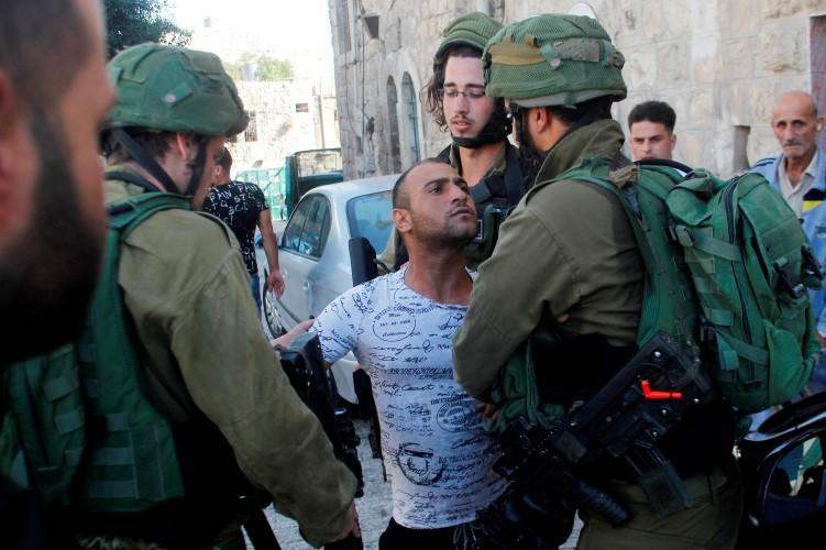 جيش الاحتلال يعتقل فلسطينياً في الخليل