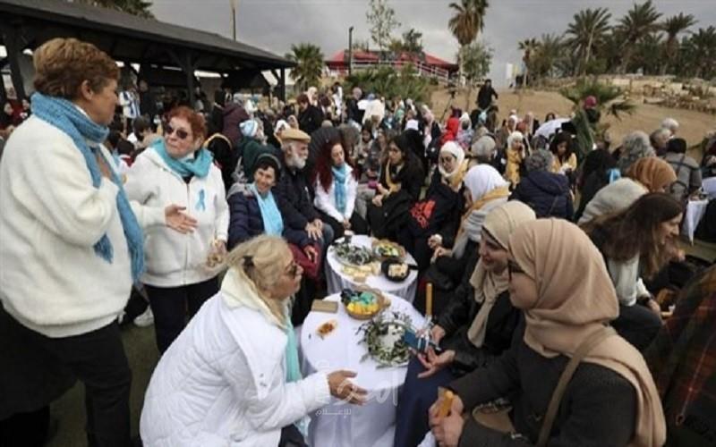فرانس برس: فلسطينيات وإسرائيليات يعقدن مؤتمر سلام على ضفاف البحر الميت
