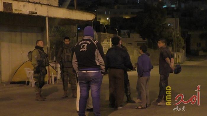 مستوطنون يعتدون على الشاب "حمزة البايض" في الخليل