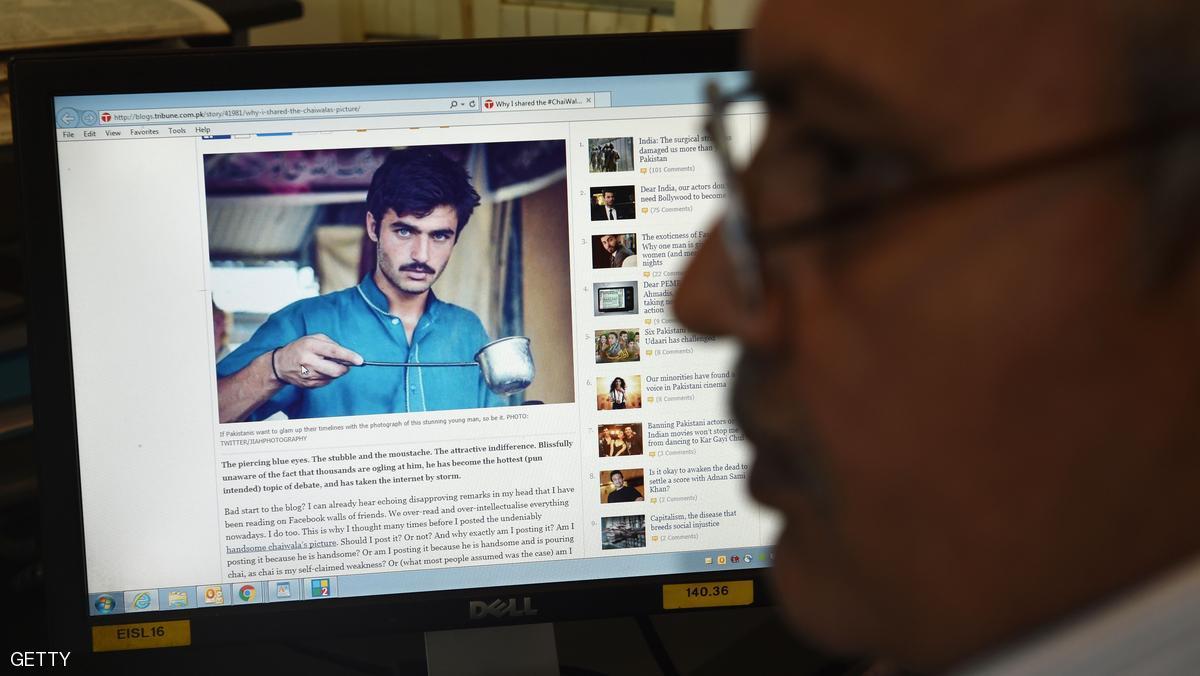صورة لبائع شاي  تفتح له باب الشهرة ليصبح  عارض أزياء