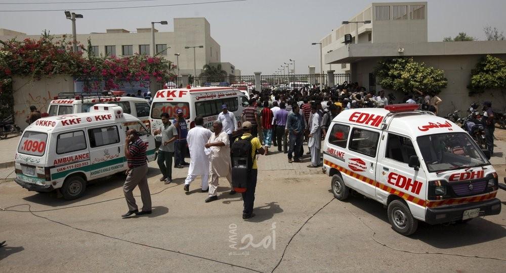 آلاف المتظاهرين يغلقون طرقا رئيسية في باكستان في محاولة للإطاحة برئيس الوزراء