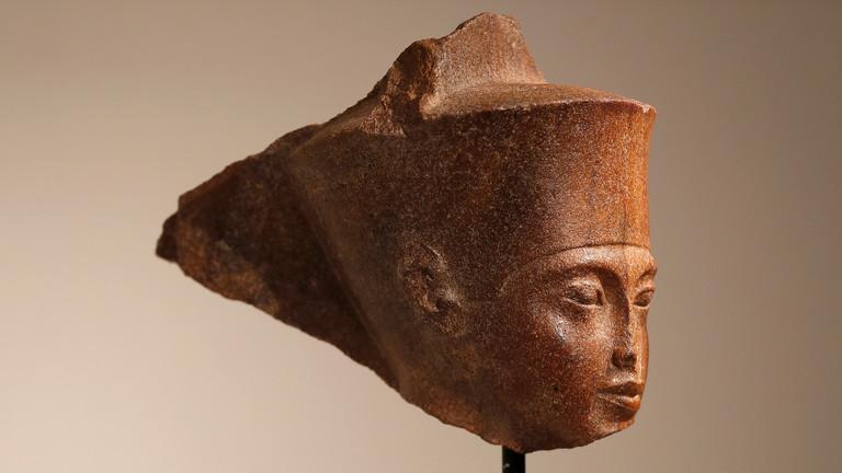 مصر تقاضي بريطانيا بعد بيع تمثال رأس توت عنخ آمون