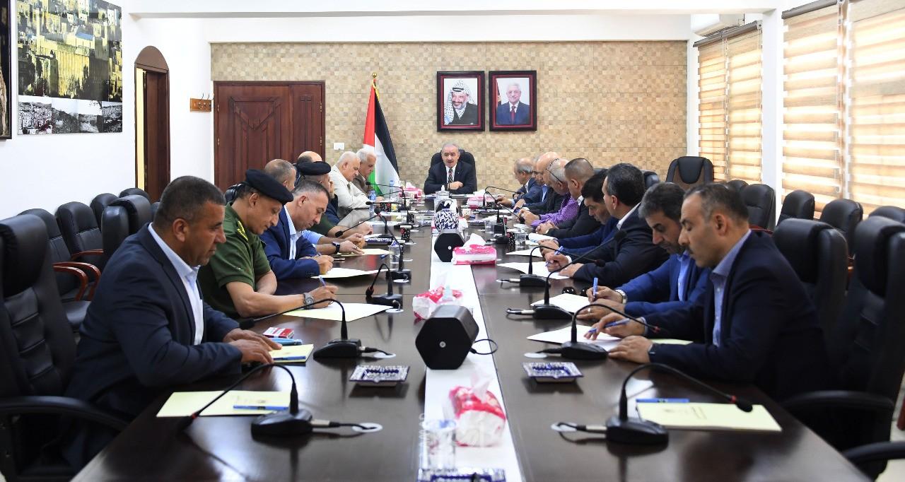 د.اشتية يشدد على توجيهات الرئيس عباس بالوقوف على احتياجات المحافظة وتلبيتها