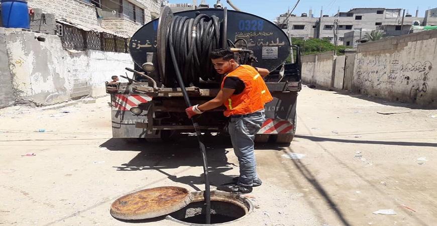 بلدية غزة تجمع وترحل 3900 طناً من النفايات خلال العيد