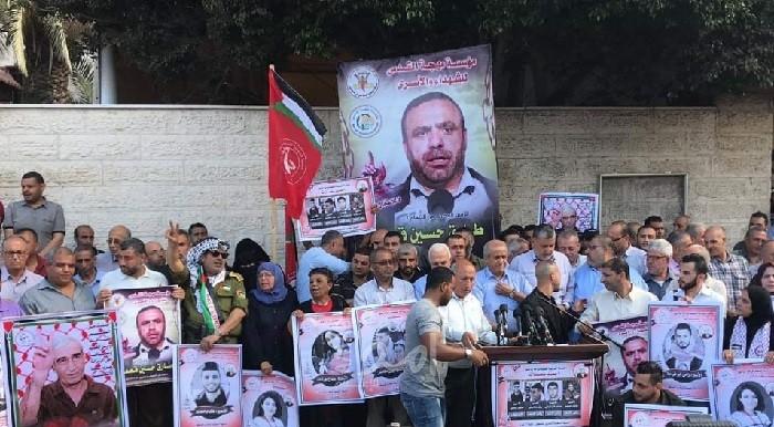 مهجة القدس وواعد ينظمان وقفة دعم وإسناد للأسرى المضربين عن الطعام