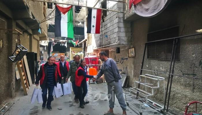 منظمة التحرير توزع منظفات ومعقمات على أبناء شعبنا في اليرموك