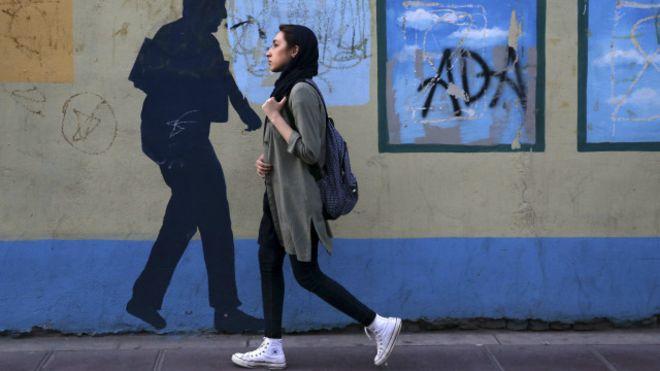 الفايننشال تايمز: المتشددون في إيران يواجهون طموحات الشباب