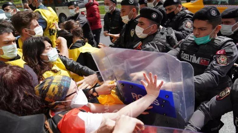 الشرطة التركية تعتقل العشرات في إسطنبول أثناء محاولتهم تنظيم مسيرة في ظل "كورونا"
