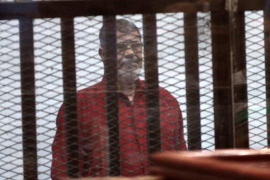مرسي يظهر بـ "البدلة الحمراء للمرة الاولى