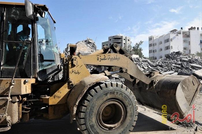 بالصور - بلدية غزة تشرع بفتح الشوارع المغلقة بركام المنازل المدمرة بفعل قصف الاحتلال الإسرائيلي