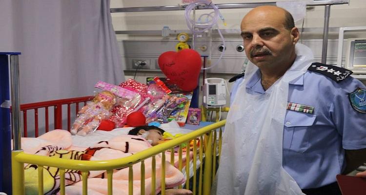 الشرطة تزور الطفلة أمال فلفل من سكان غزة بمستشفى الهلال الأحمر في الخليل