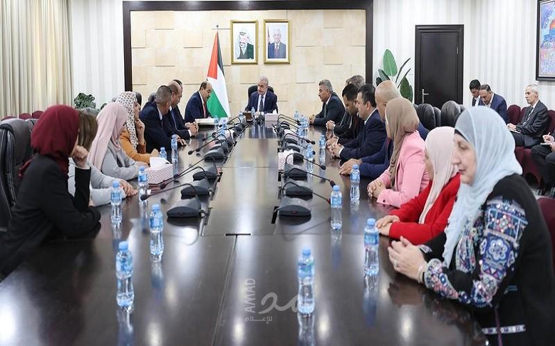 اشتية يهنئ ديوان الموظفين بفوزه بالمركز الأول بجائزة عالمية عن مشروع التوظيف الإلكتروني