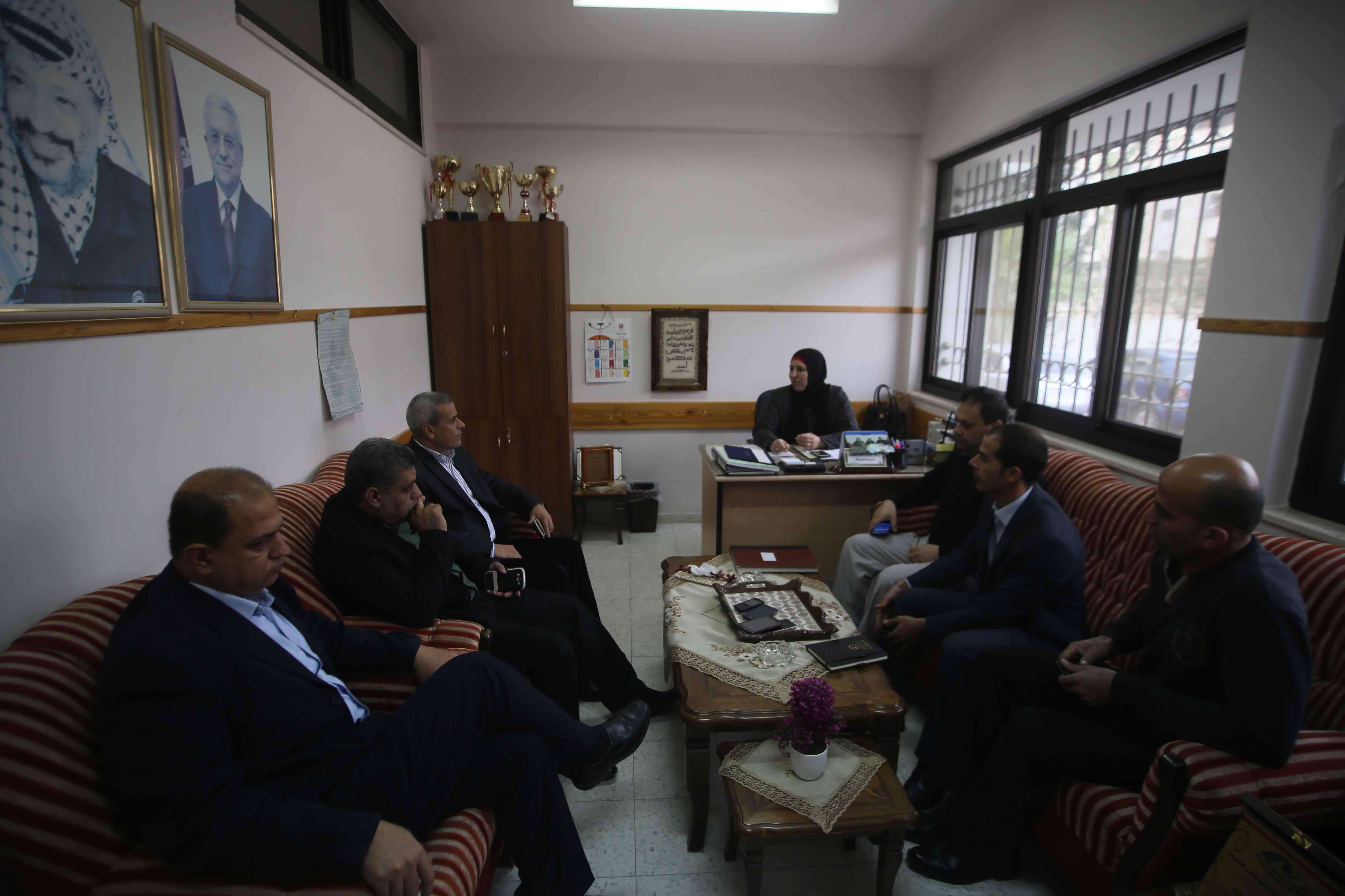 بالصور.. محافظ قلقيلية يتفقد عدد من المدارس، ويؤكد على ضرورة أهمية عودة الدراسة بشكل كامل