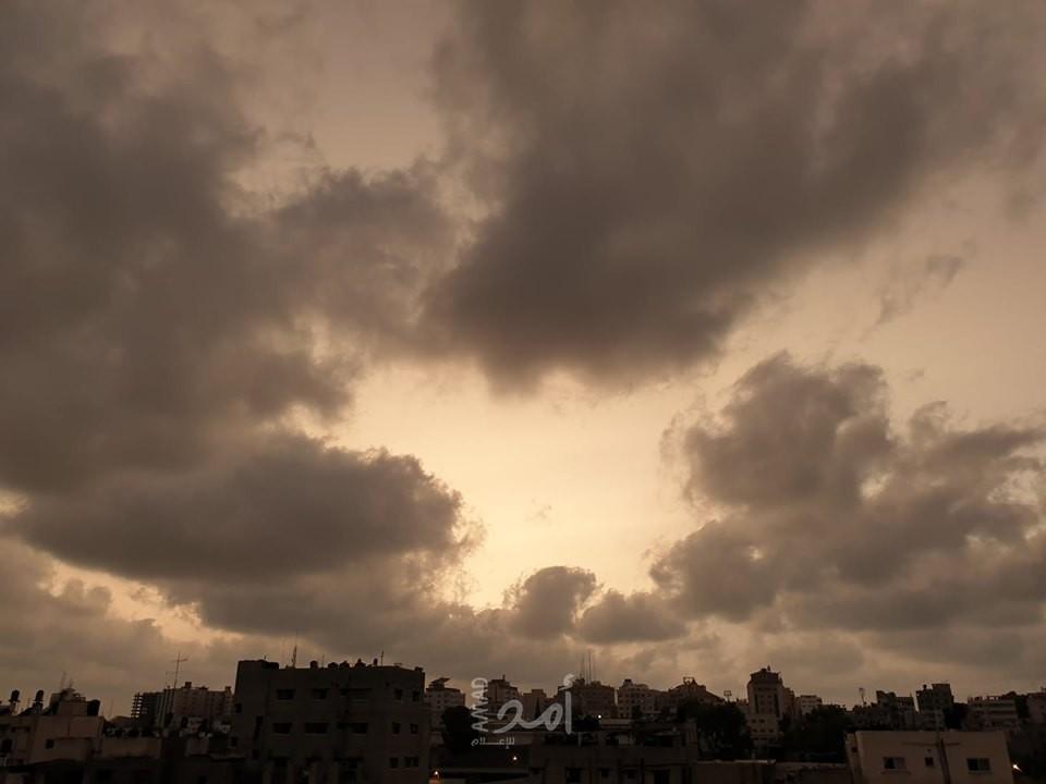 سبب احمرار سماء فلسطين عند غروب شمس الاثنين