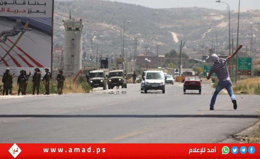 جيش الاحتلال ينصب بوابات حديدة جديدة عند حاجز حوارة جنوب نابلس