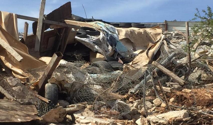 قوات الاحتلال تهدم غرفتين زراعيتين في الخليل