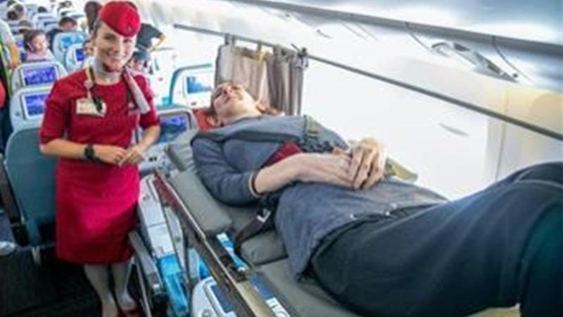 شاهد.. المرأة الأطول بالعالم تسافر جواً لأول مرة بحياتها