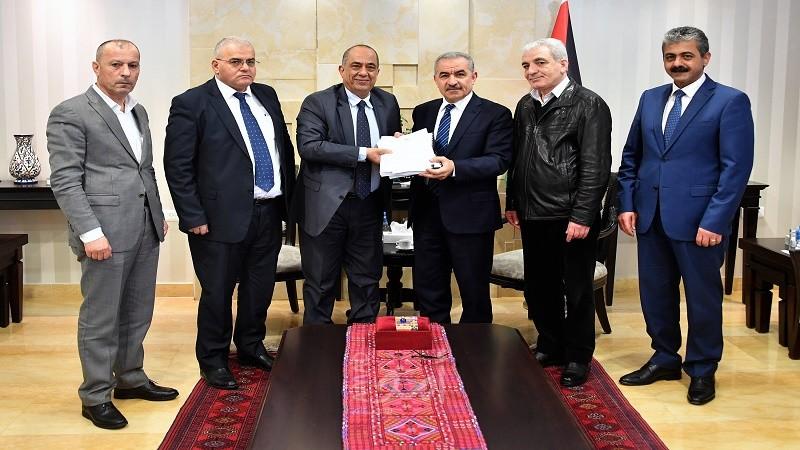 أشتية يتسلم تقرير لجنة التحقيق حول وفاة صلاح زكارنة من قباطية