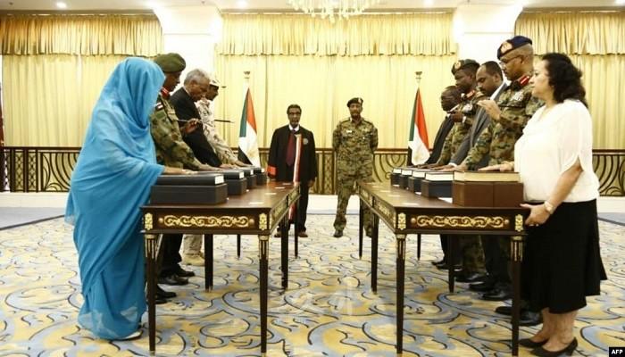 حمدوك يختار 14 وزيراً لأول حكومة بعد البشير.. وأنباء عن إنجاز نسائي جديد