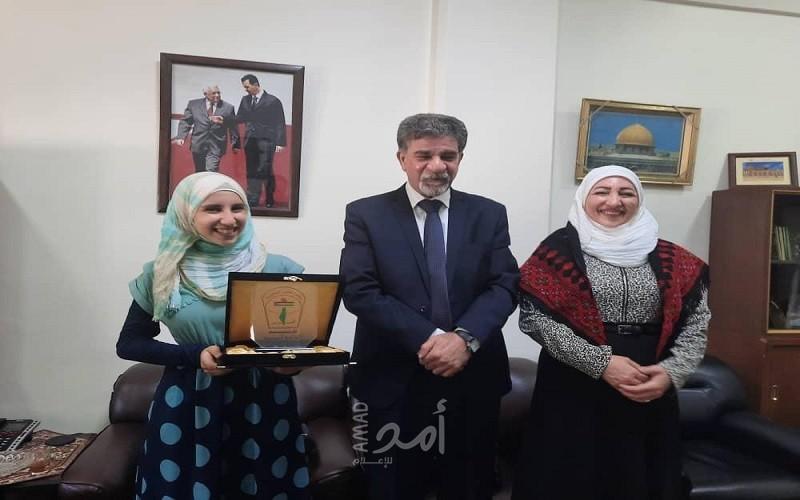 الدائرة السياسية لمنظمة التحرير  تكرم الطالبة الفلسطينية الأولى على سوريا بشهادة البكالوريا