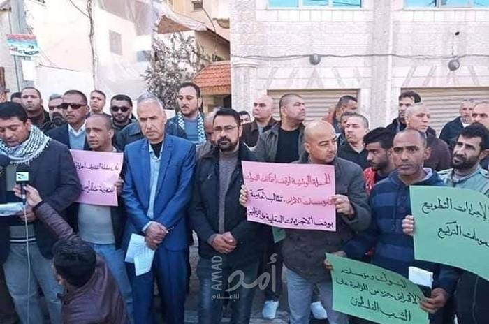 موظفون من المحافظات الجنوبية يناشدون عباس وأشتية: "بكفي حماس كمان أنتم!"