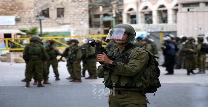 الخليل: قوات الاحتلال تعتقل شابين من بيت عوا