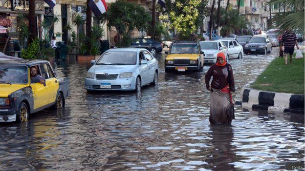 وفاة 6 مصريين جراء سيول غزيرة في سوهاج بمصر