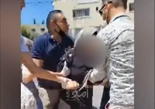 بالفيديو.. امرأة تحاول حرق نفسها أمام مبنى بلدية طولكرم ومواطنون ينقذونها