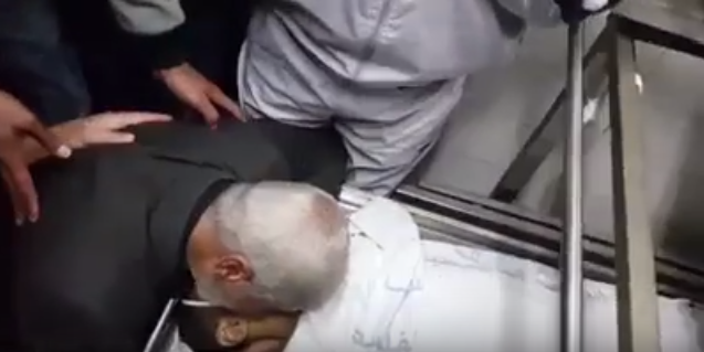 في مشهد مؤثر ..والد الشهيد محمود المصري يودع ابنه (فيديو)