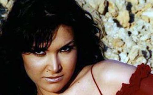 الفنانة نجلا التونسية تطالب بإلغاء منعها من دخول مصر