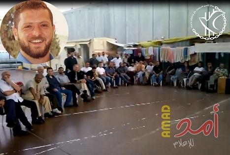 الأسرى يقيمون حفلاً تأبينياً  للشهيد  "جرار" في معتقل النقب