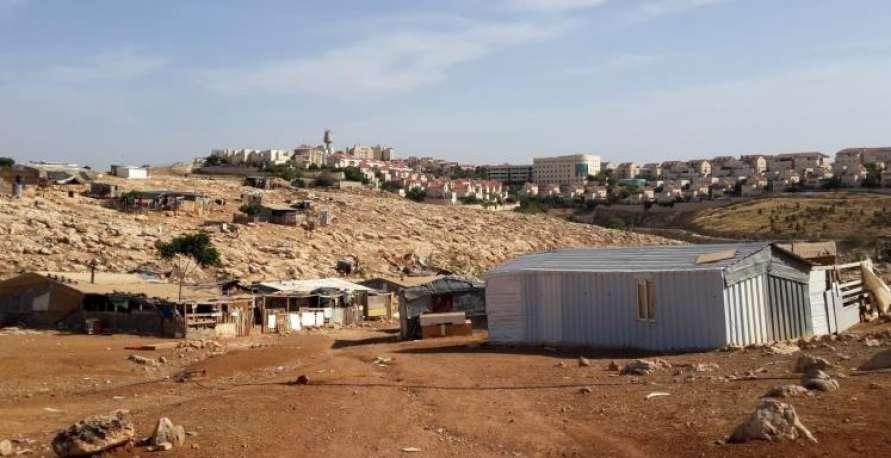 قوات الاحتلال تخطر بهدم مسكنين في تجمع أبو النوار شرق القدس