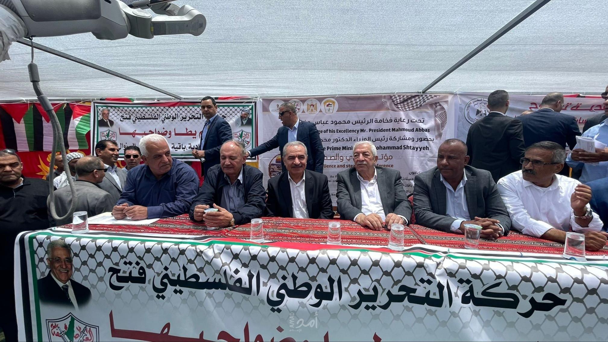 اشتية يعلن عن "رزمة" من المشاريع في مسافر يطا تعزيزا لصمود المواطنين