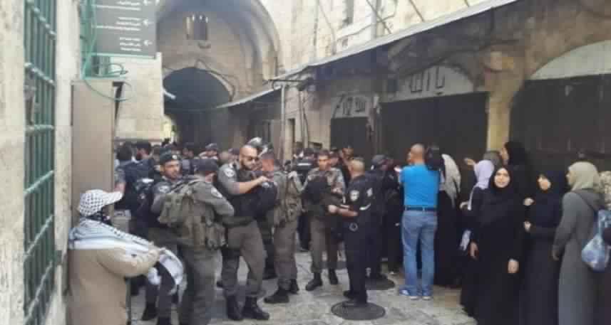 عشرات المستوطنين يتجولون في الخليل بحماية جيش الاحتلال الإسرائيلي
