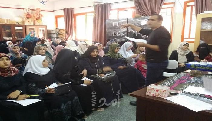 غزة: معلم يجتمع بأمهات الطلبة لشرح منهاج الرياضيات لهم