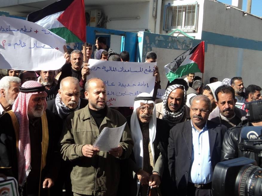 وقفة للآجئين بمخيم الشاطئ رفضاً لتقليص الدعم المالي لـ"أونروا"