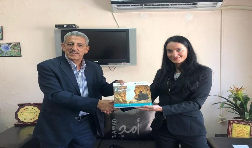 المطور يلتقي بالمديرة الإقليمية لمؤسسة هانس زايدل ويستلم كتاب دليل المسارات السياحية