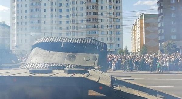 بالفيديو .. انقلاب دبابة روسية خلال استعراض عسكري حضره الرئيس بوتين
