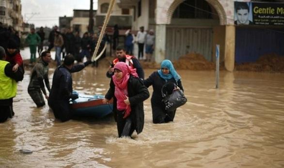 مأساة عائلة بغزة تفضل الصيف الحارق على امطار الخير