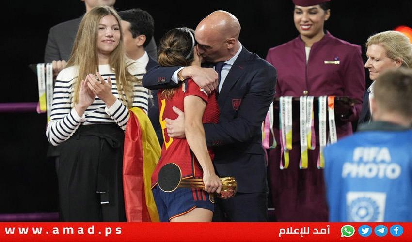 قبلة أحدثت فوضى.. أول تعليق من رئيس الاتحاد الإسباني بعد واقعة التتويج