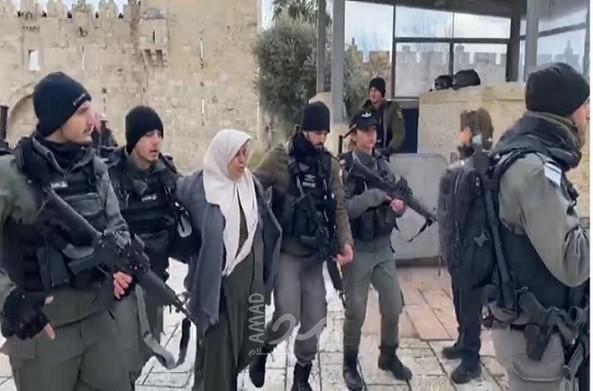 فيديو - اعتقال فلسطينية بزعم محاولتها تنفيذ عملية طعن بالقدس