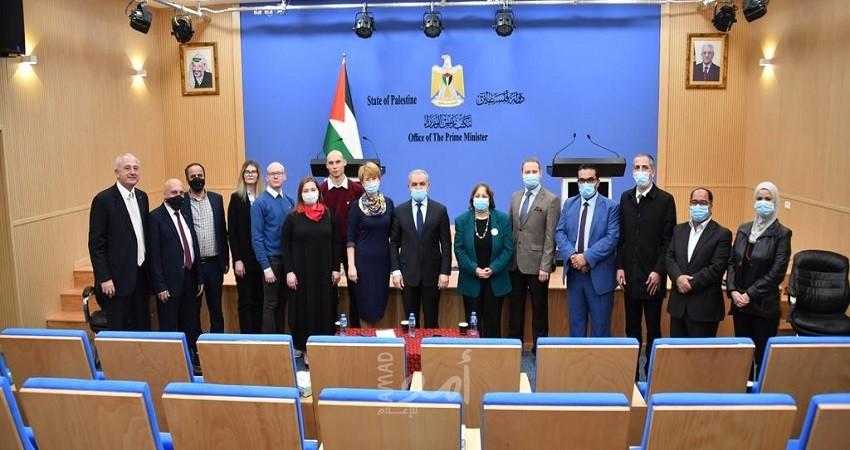 اشتية: زيارة مجموعة من الأطباء الروس إلى فلسطين تعكس علاقة الصداقة بين البلدين