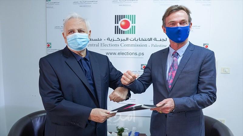 لجنة الانتخابات تسلم الاتحاد والبرلمان الأوروبي دعوة رسمية للرقابة على الانتخابات الفلسطينية